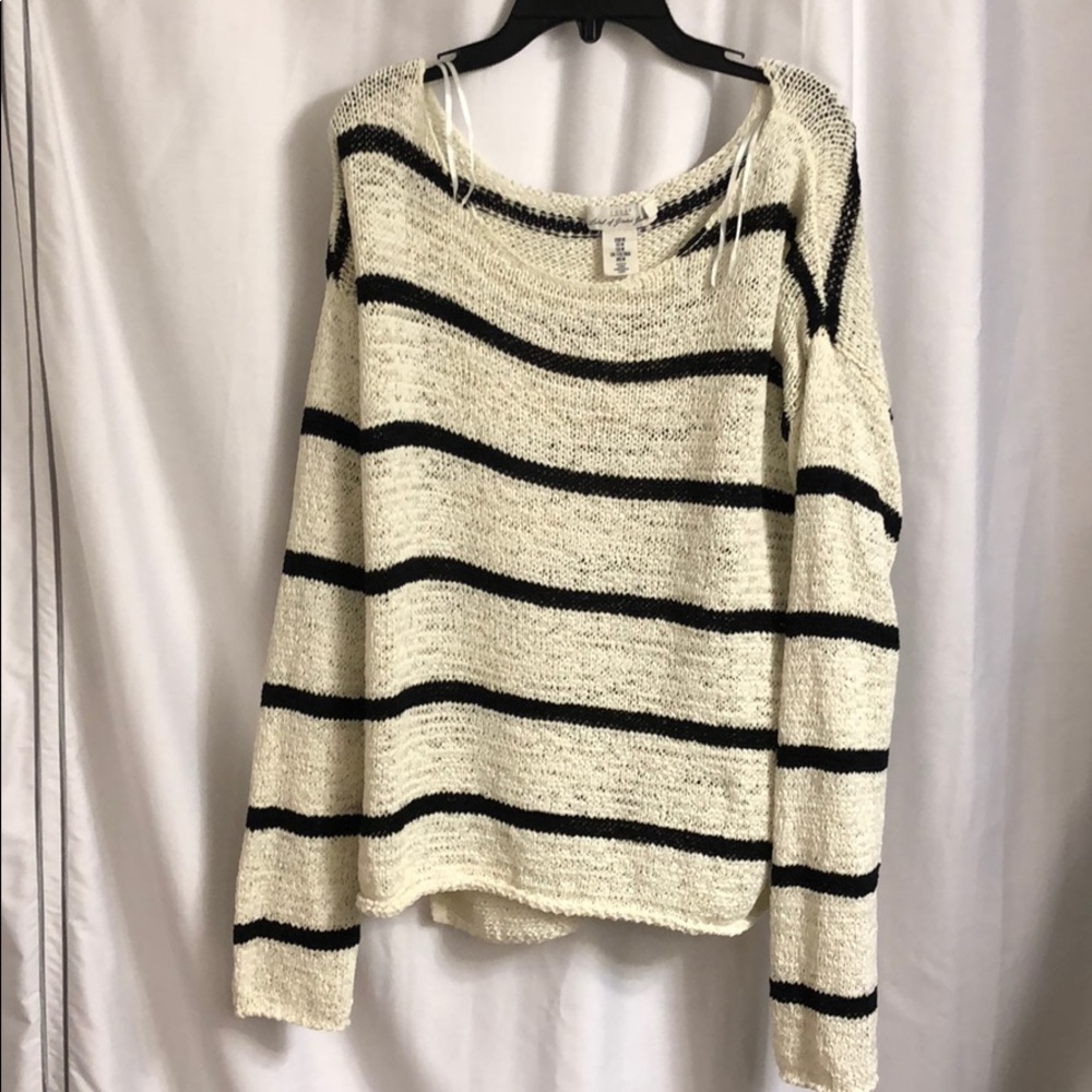 WHITE AND BLACK STRIPPED SWEATER MEDIUM